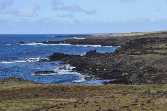 O litoral recortado de Rapa Nui (ou Ilha de Páscoa), território chileno no meio do Oceano Pacífico
